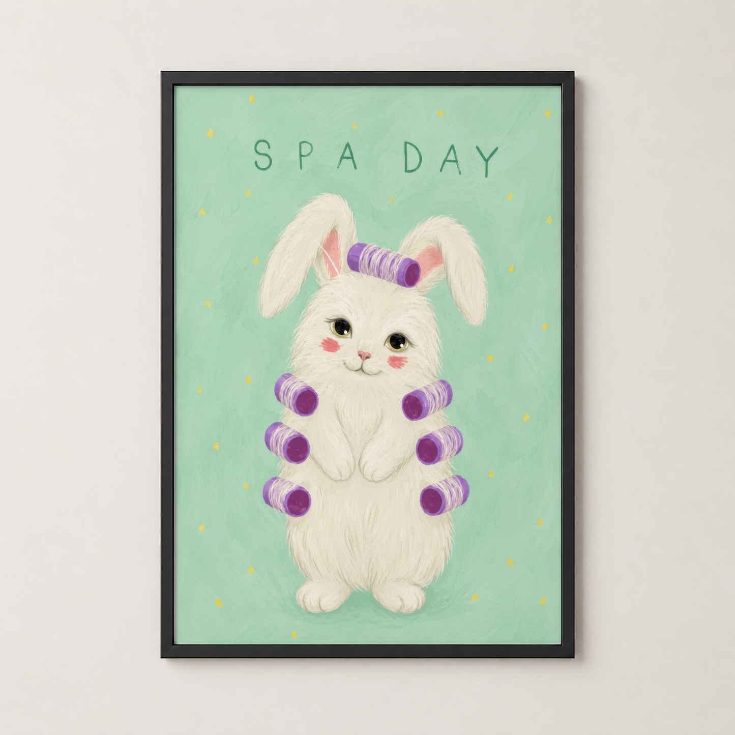 Spa Day posteri siyah çerçevede, dış mekan duvarında modern ve minimal görünüm.