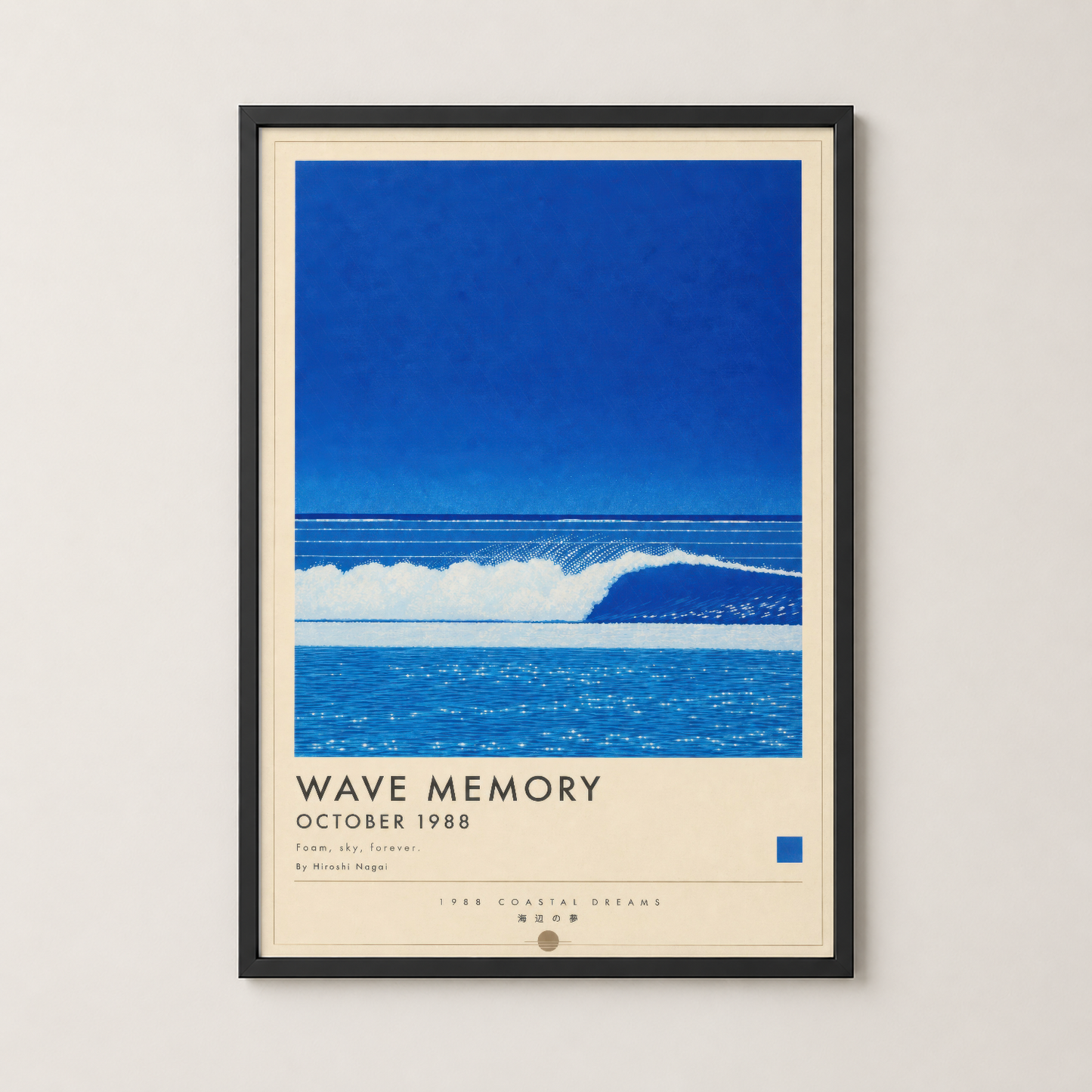 Siyah çerçeveli Wave Memory posteri, oturma odasında kanepenin üstünde sergilenen deniz temalı sanat tablosu.