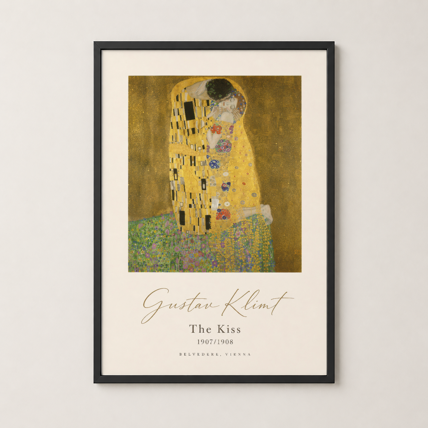 Klimt'in The Kiss eseri siyah çerçevenin içinde, krem matla sunulan klasik sanat tablosu, oturma odasına zarafet katıyor