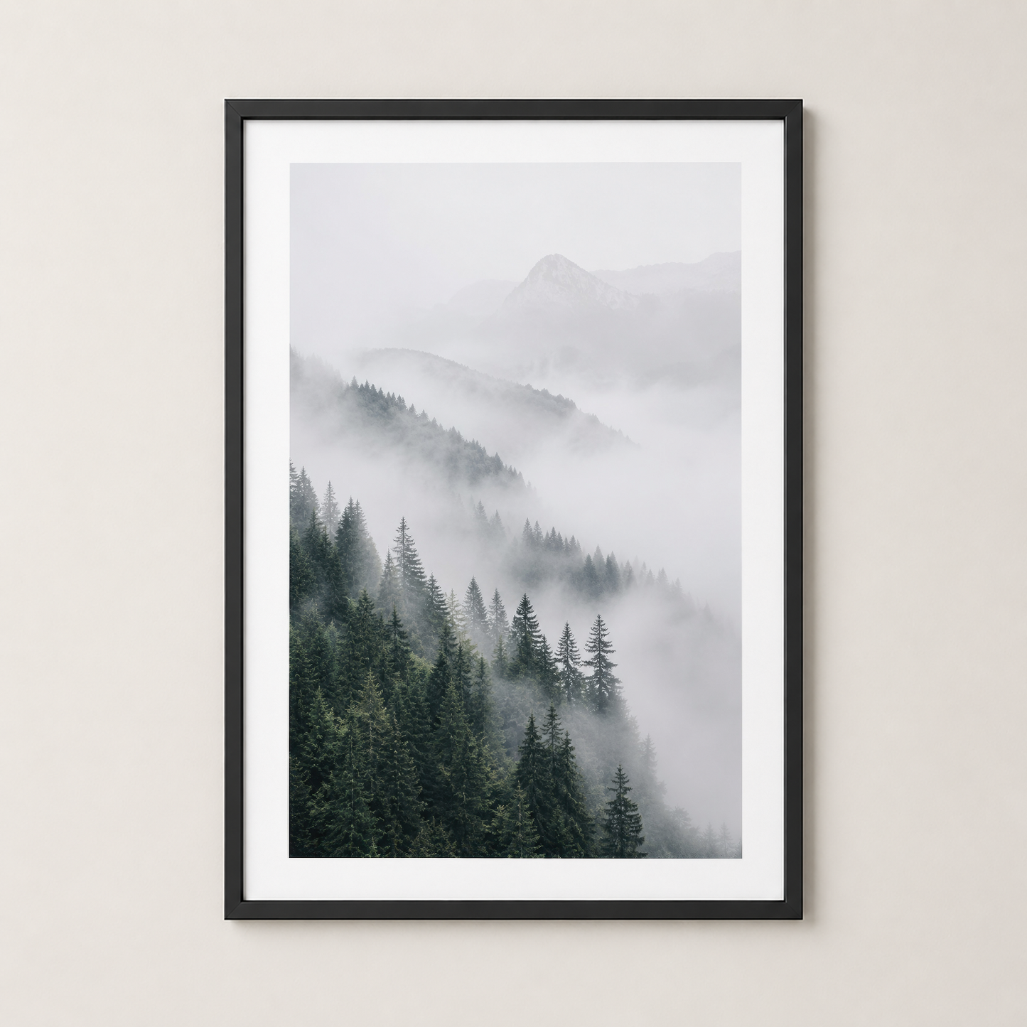 Siyah çerçeveli sis tablosu, modern iç mekanlar için minimalist dağ posteri.