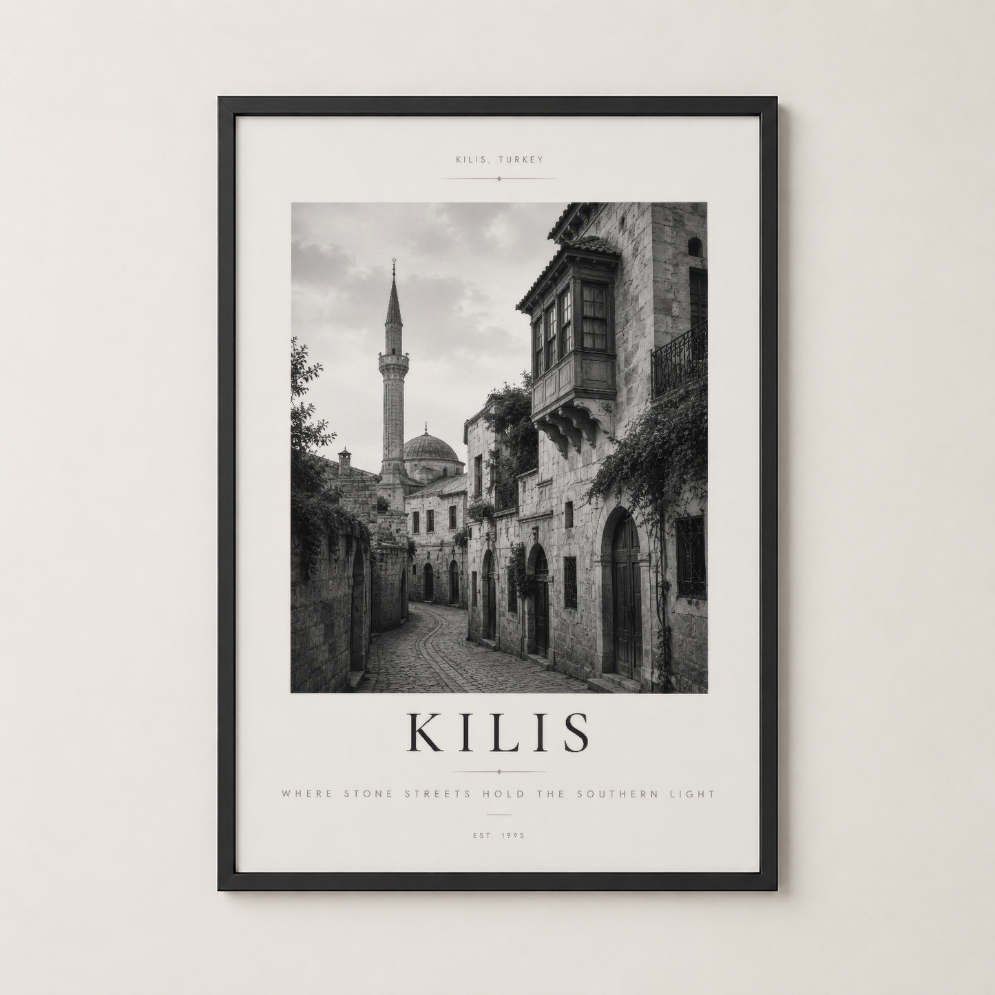 Kilis tablosu siyah çerçevede, vintage şehir fotoğrafı ve minimalist tasarımıyla duvar dekorasyonunda.