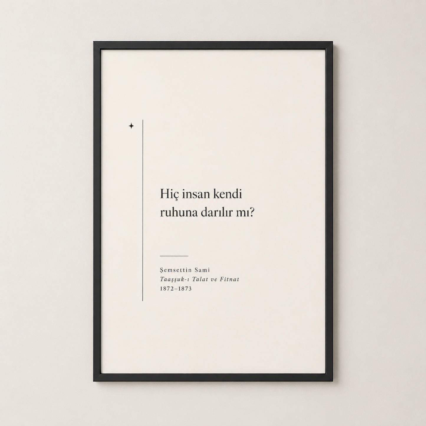 Felsefî soruyu içeren poster, siyah çerçevede duvarında sergilenerek modern bir sanat parçasına dönüşüyor.
