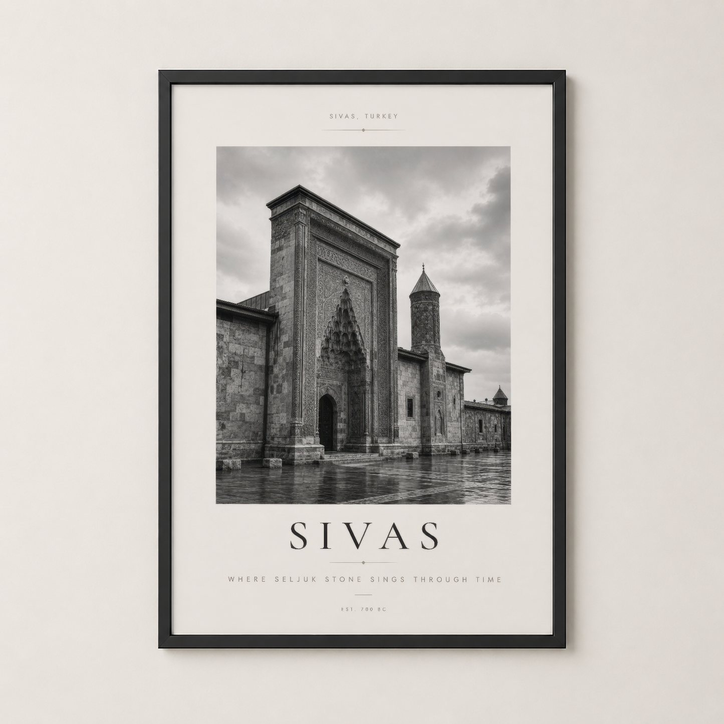 Sivas tablosu siyah çerçevede, modern iç mekanda duvarın asil bir sanat parçası.