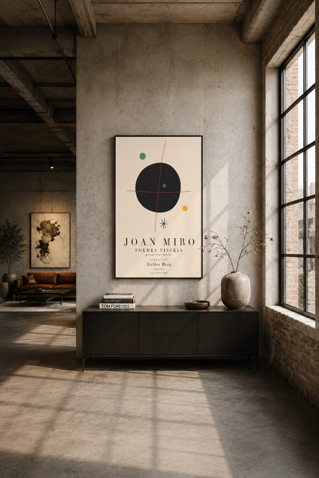 Endüstriyel loft oturma alanında, duvar panosu olarak sergilenen Joan Miro Poemes Visuels tablosu.