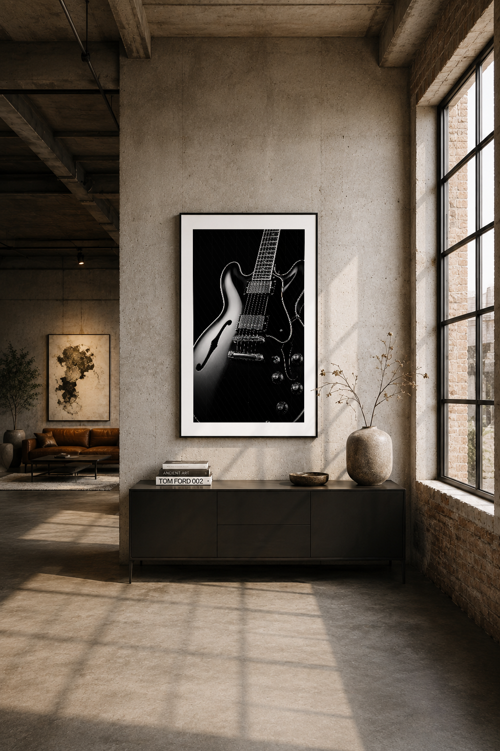 Modern loft oturma alanında, koyu duvarın üstünde asılı dramatik gitar tablosu.