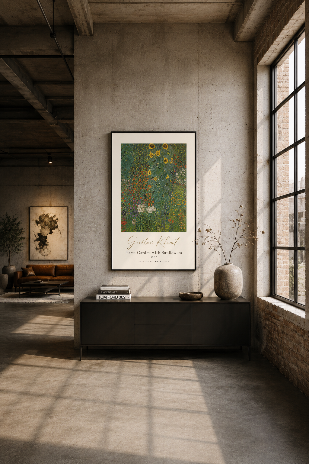 Modern loft tarzı mekanda siyah çerçeveli Klimt posteri, endüstriyel duvarlar arasında sofistike bir sanat parçası olarak öne