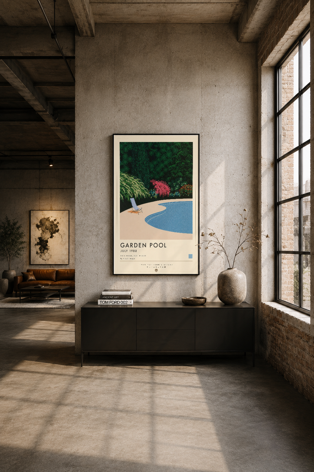 Endüstriyel tarzı oturma odasında, beton duvar üzerinde Garden Pool tablosu siyah çerçeveli asılı, minimalist iç tasarım.