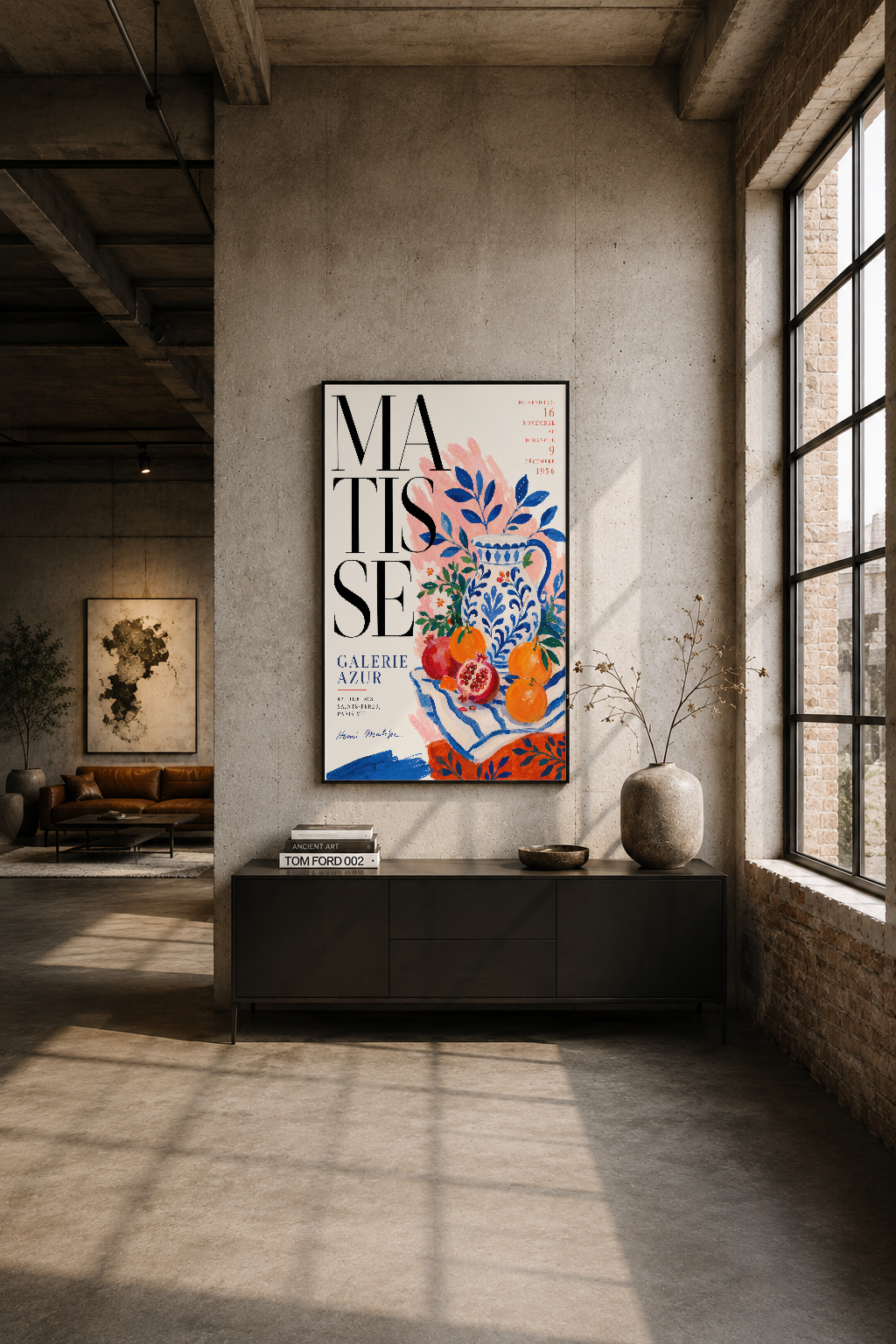 Endüstriyel loftta siyah çerçeveli Matisse tablosu, betonlu duvara sanat deco aksentini yansıtıyor.