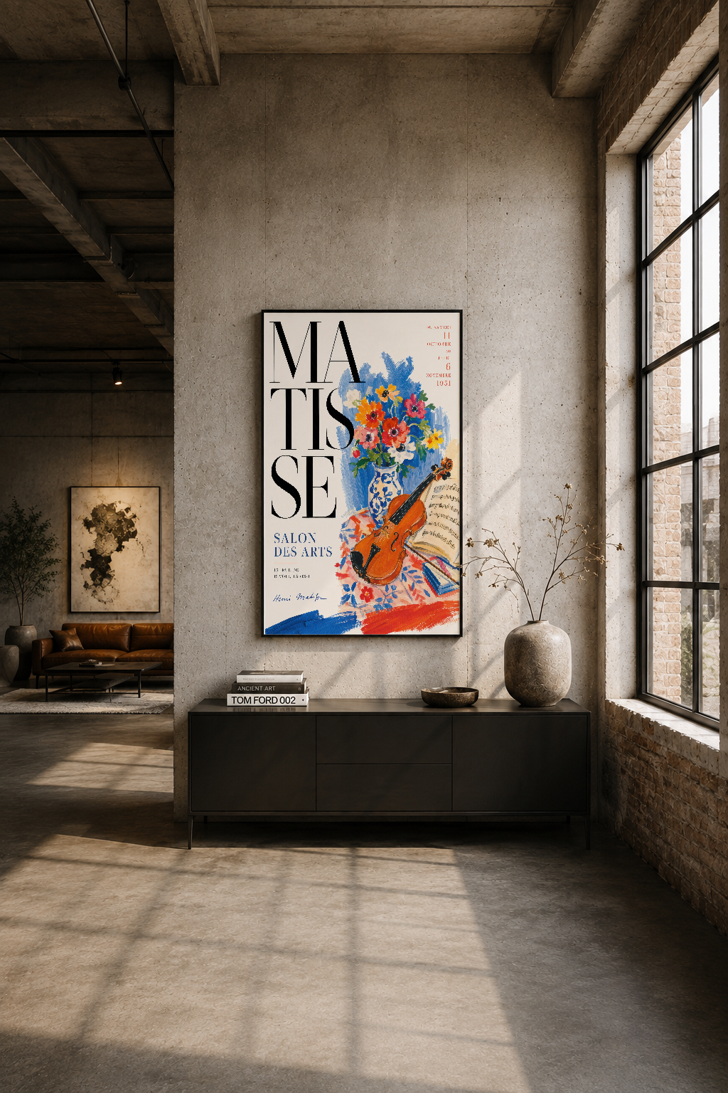 Modern endüstriyel oturma odasında, Matisse Salon des Arts tablosu duvarı dekore ediyor.