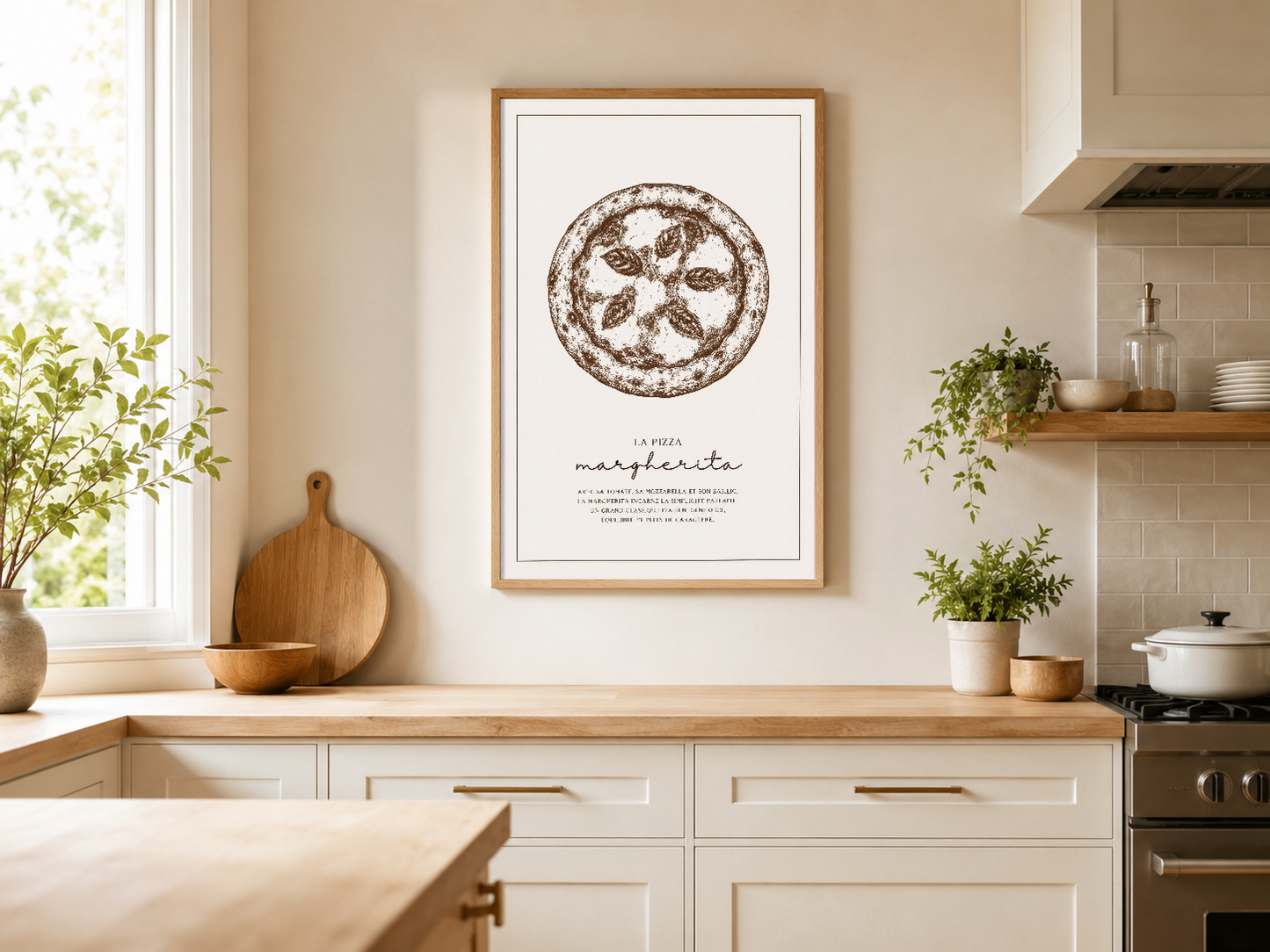 Modern mutfak tezgahının üzerinde, ahşap çerçeli Pizza Margherita tablosu, işık dolu aydınlık ortamda.