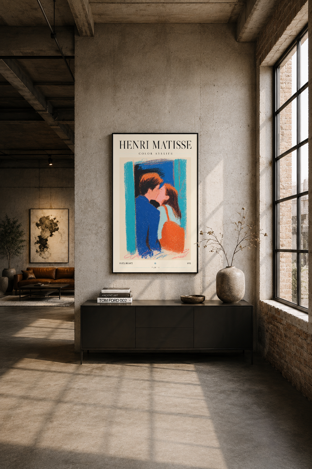 Endüstriyel loftta betonunun yanında, minimalist siyah kurul üzerine asılı Matisse tablosu güneş ışığında parıldayan.