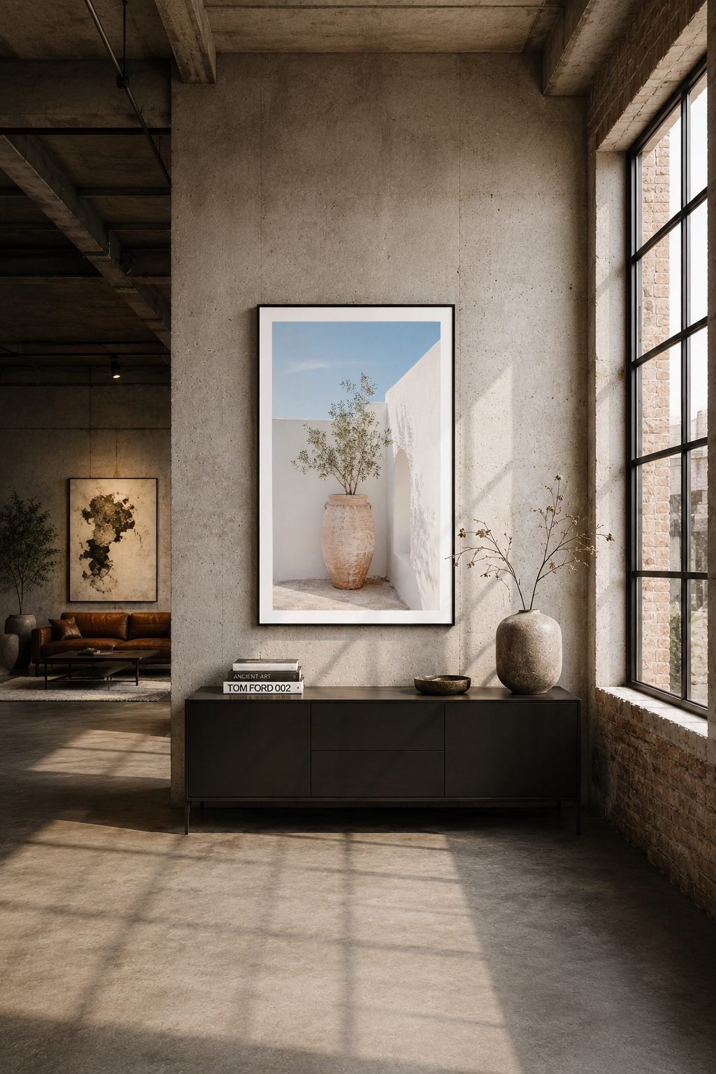 Endüstriyel loft oturma alanında siyah çerçeveli poster, basit dekor ve doğal ışık ile sergileniyor.