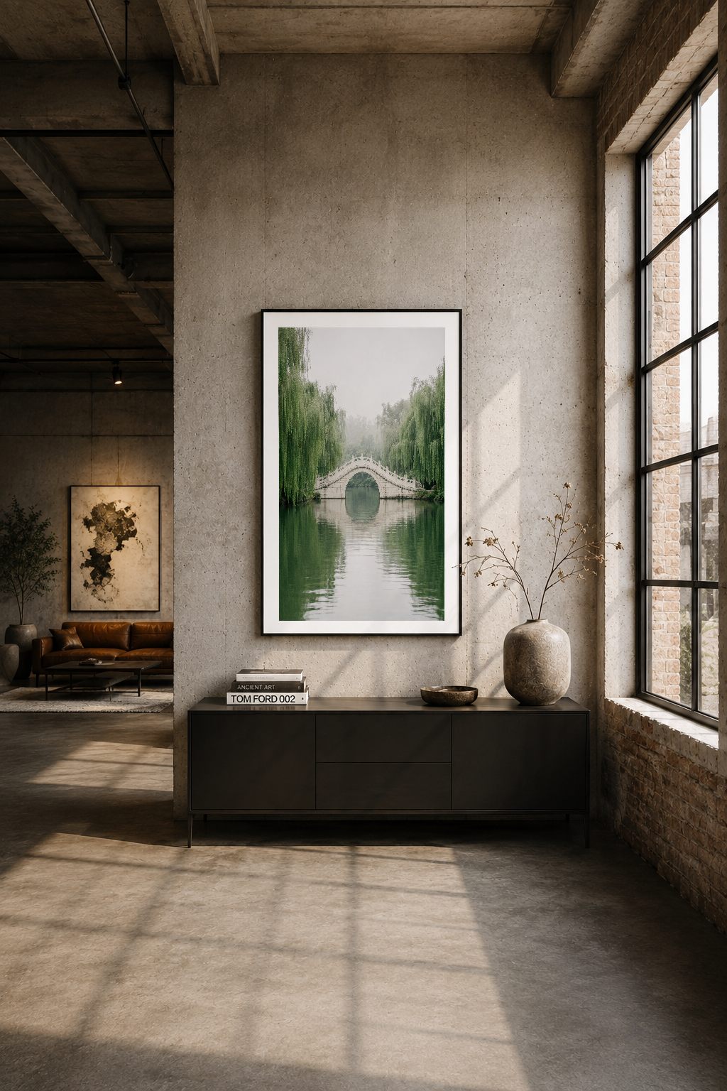 Loft tarzı beton duvar üzerinde siyah çerçeveli nehir manzarası tablosu modern dekorasyonu tamamlayan sanat eseri.