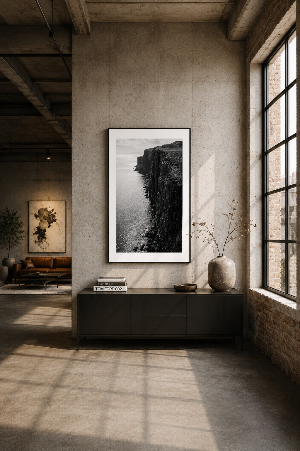 Modern endüstriyel loft alanında, siyah çerçevesinde asılı deniz kaya fotoğrafı.