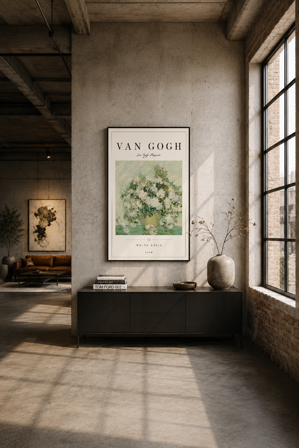 Van Gogh müze posteri endüstriyel chic salon duvarında, siyah komödin üstünde çiçek aranjmanı sunan tablo.