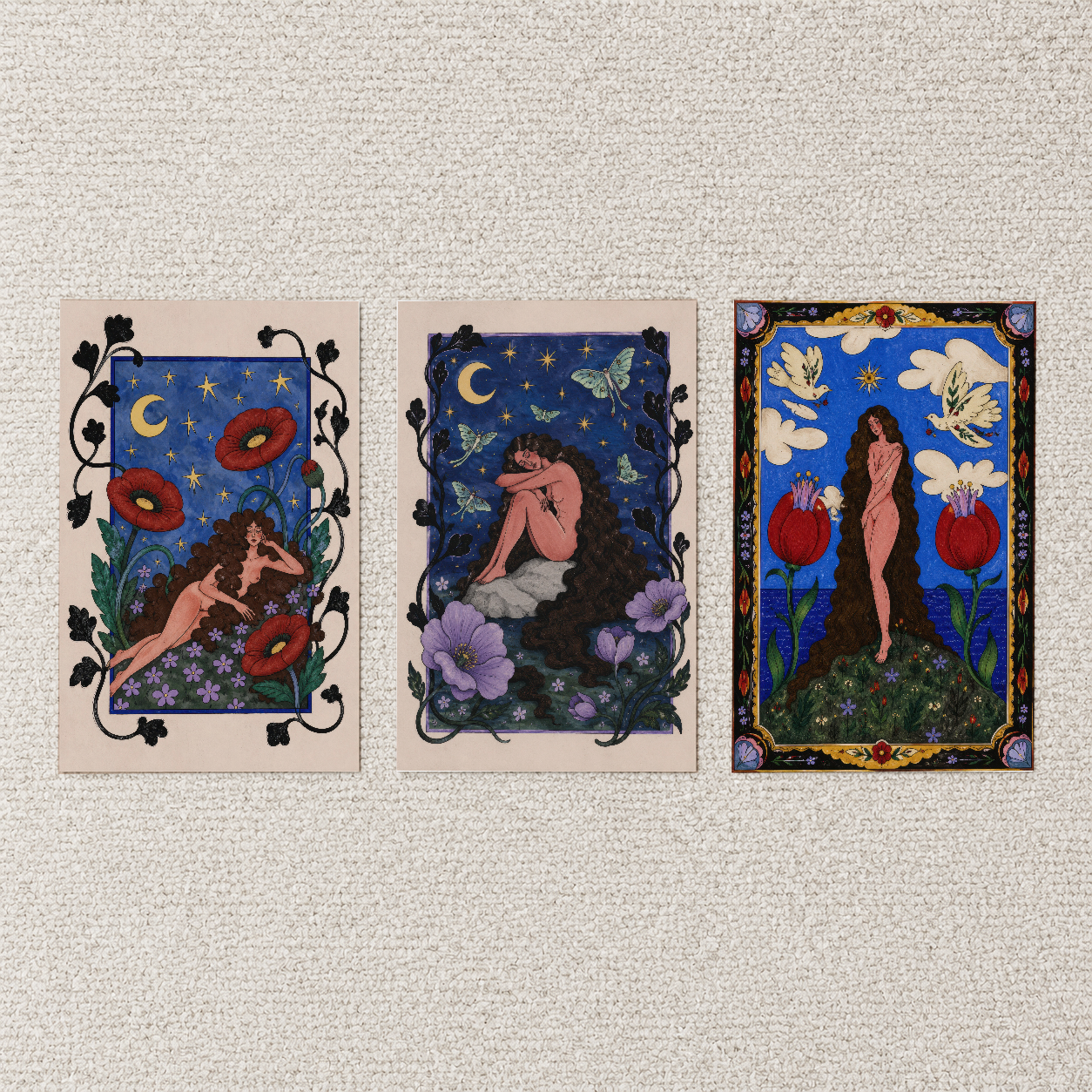 Dokulu duvara asılan üç parçalı sanat tablosu, kadınca tasarım ve kozmik temalarla uyum.
