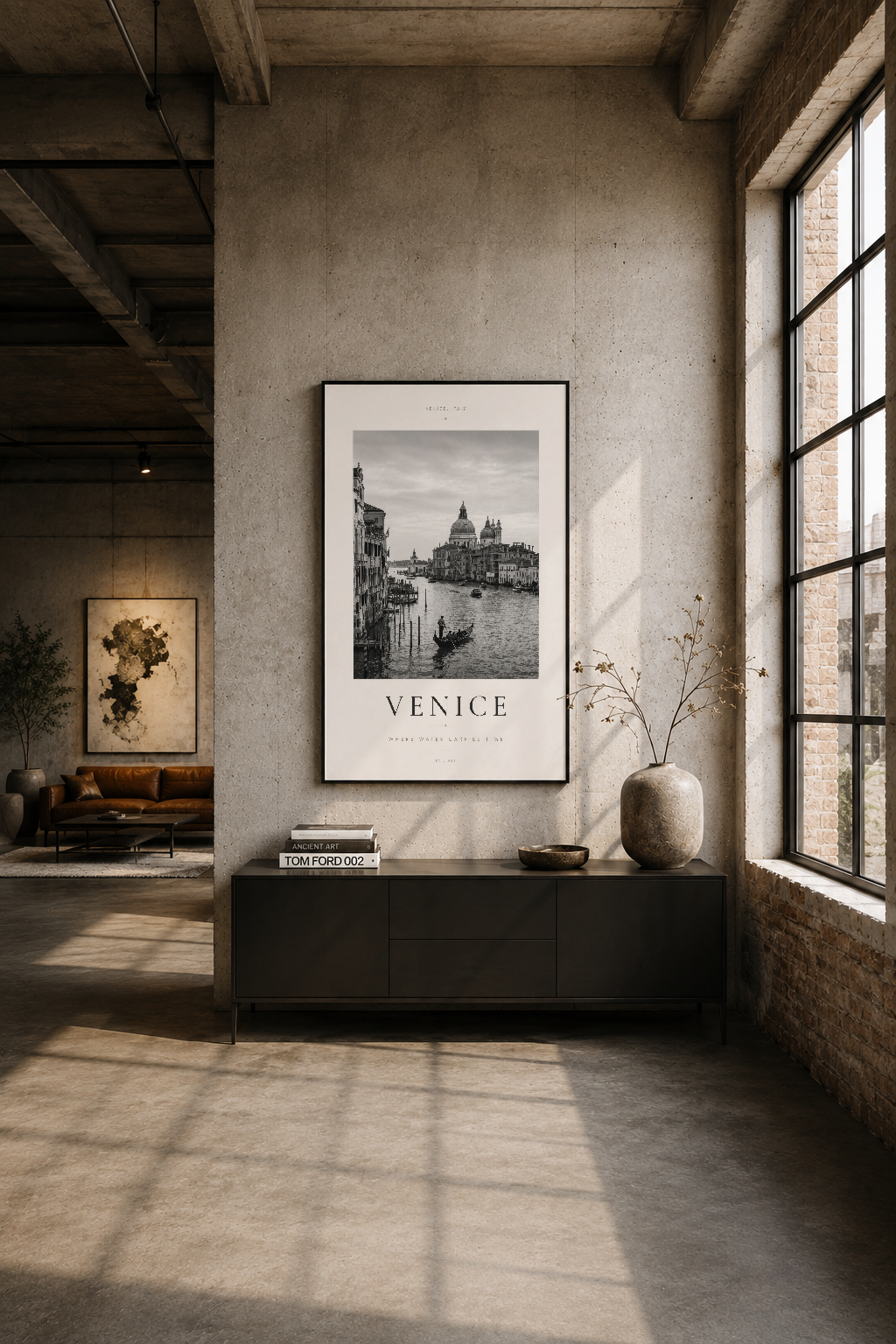 Endüstriyel loft ortamında, siyah çerçeveli Venedik posteri, betonarme duvar ve geniş pencerenin yanında.