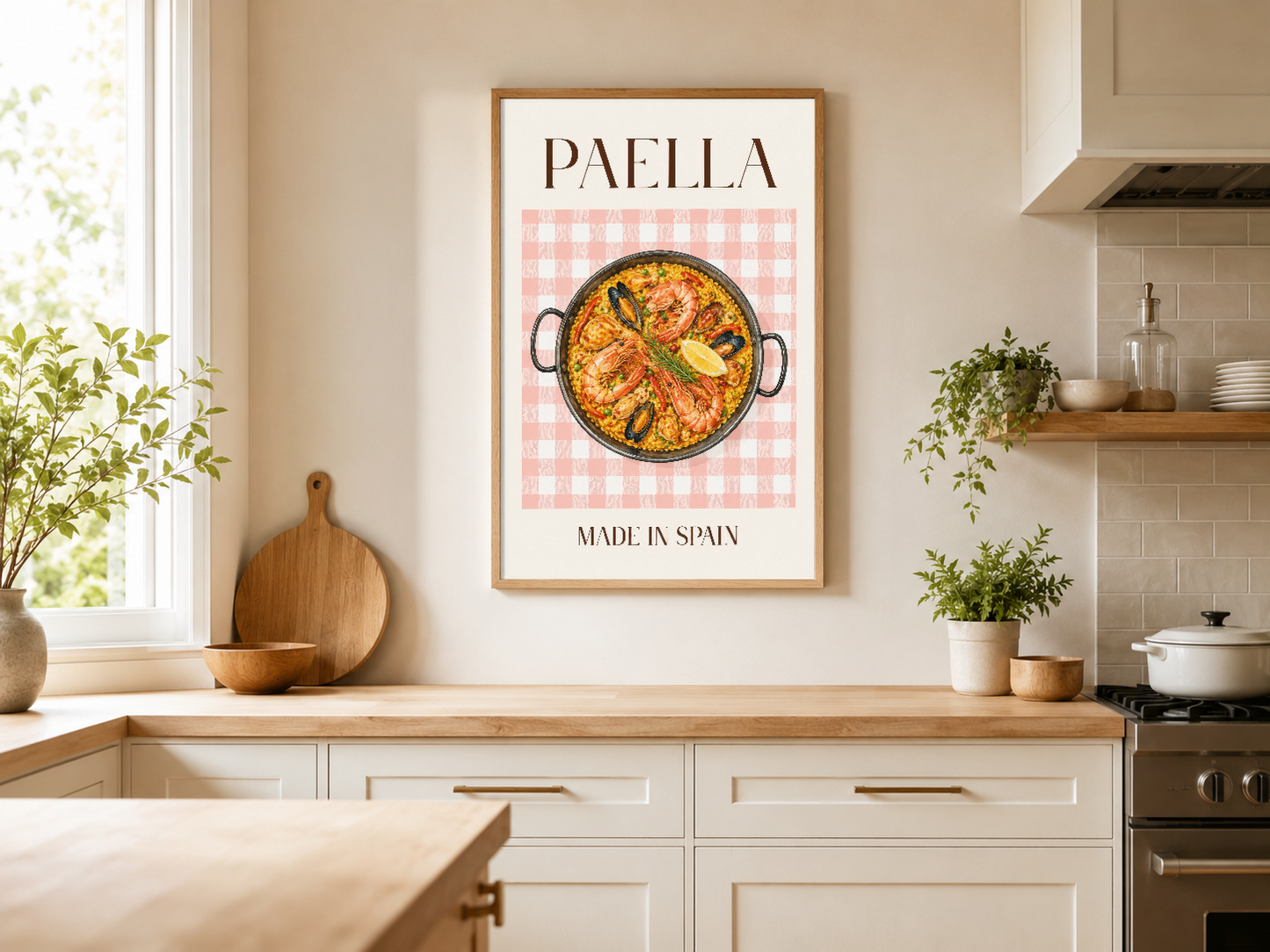 Ahşap çerçeveli paella tablosu, aydınlık mutfak ortamında ahşap kesme tahtası ve bitkilerin yanında sergilenen dekoratif