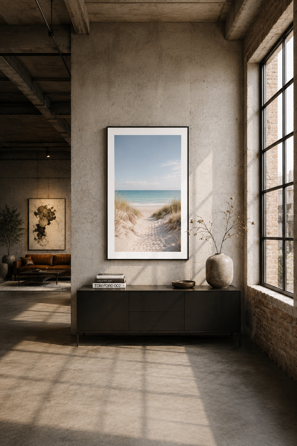 Modern loft odasında siyah çerçeveli plaj tablosu, beton duvarın üzerine serpiştirilen dekoratif aksent.