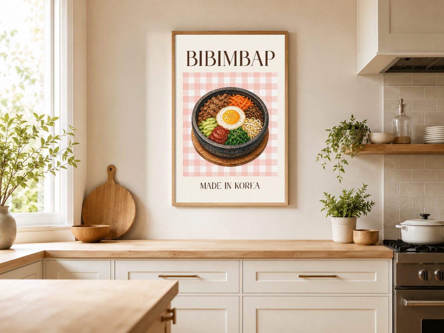 Aydınlık mutfakta ahşap çerçeveli Bibimbap tablosu, masanın üstünde şık ev dekorasyonu olarak sergileniyor.