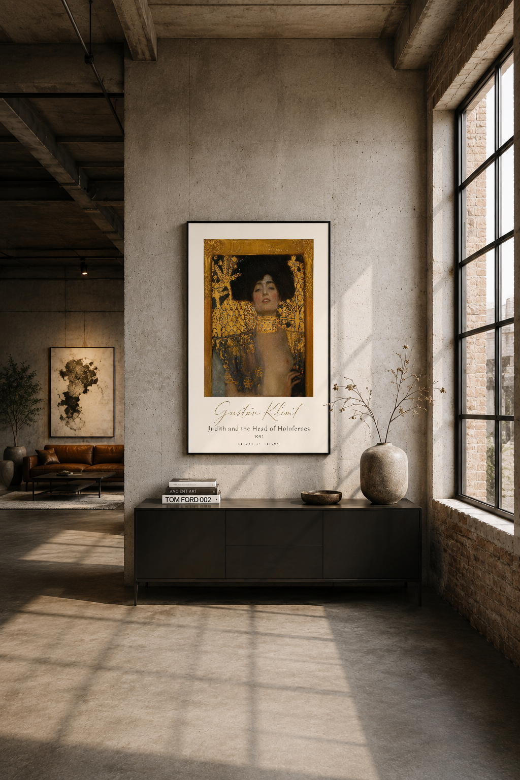 Loft stilindeki betonlu duvarında, siyah çerçeveli Judith posteri modern tasarımın merkezi noktası.