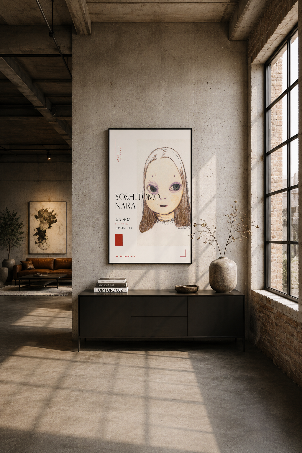 Modern loft alanında koyu çerçeveli Yoshitomo Nara posteri; endüstriyel mimari ile sanat eserinin kontrastı.