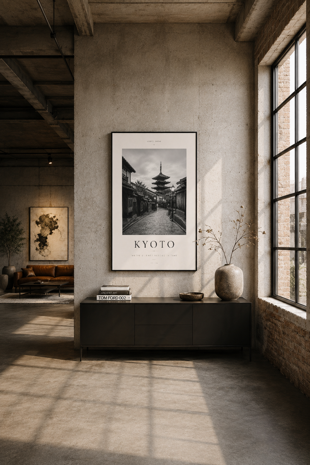 Modern endüstriyel oturma alanında, siyah çerçeveli Kyoto tablosu konsol üstünde sergileniyor