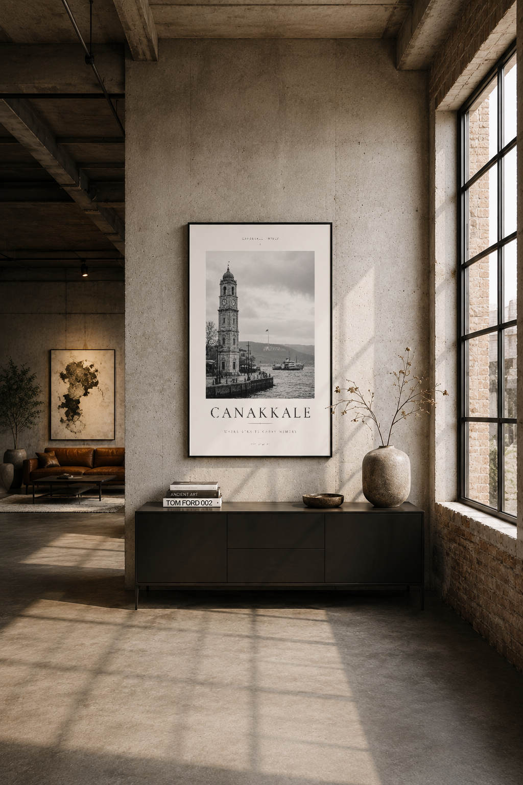 Endüstriyel stil loft interiörde, betonlu duvarda Çanakkale tablosu; minimalist çerçeve, şiirsel atmosfer yaratıyor.