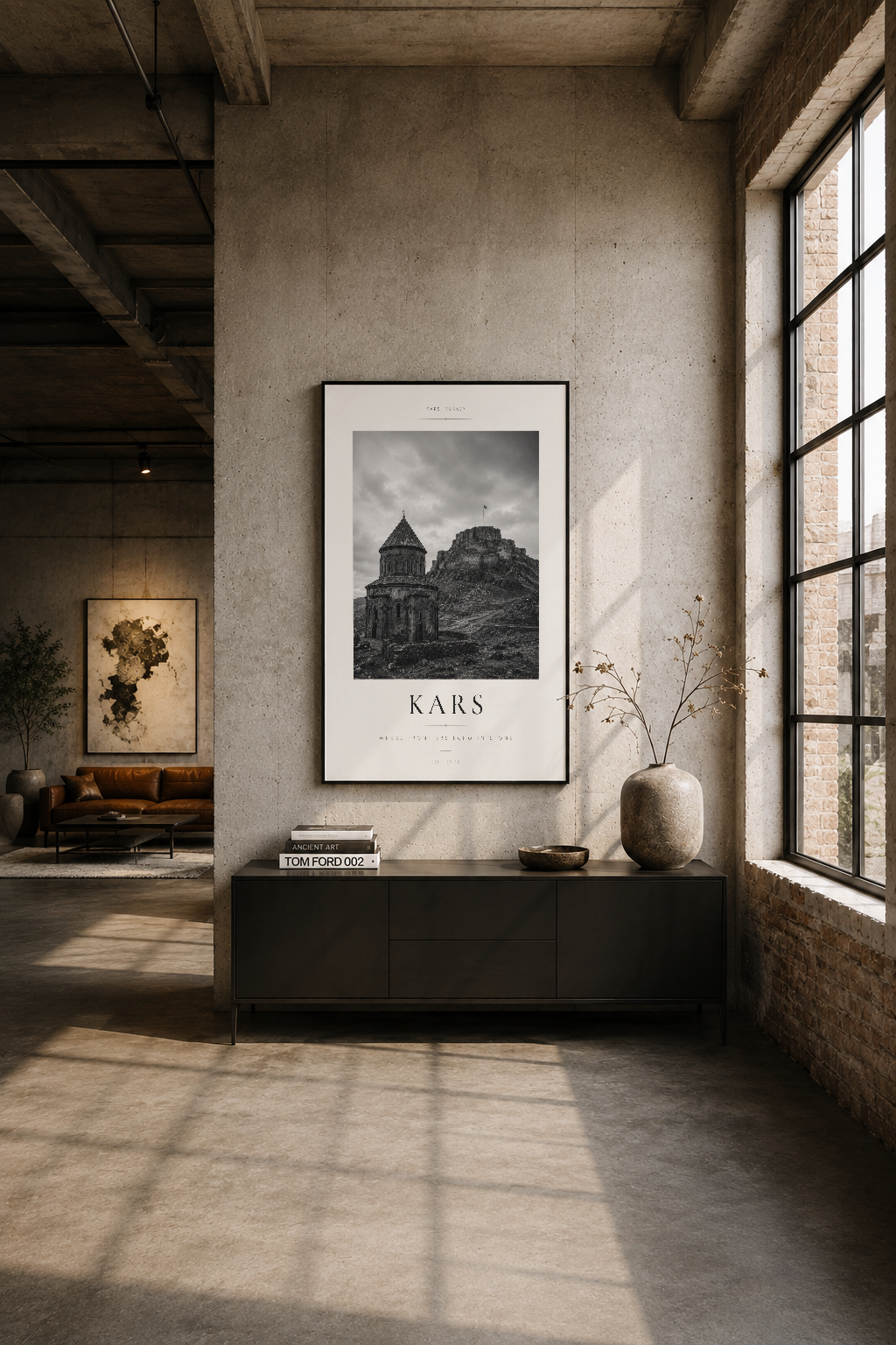 Modern loft alanında, betonlu duvara asılı Kars tablosu, siyah çerçeveli versiyonla endüstriyel dekorasyonu tamamlar.