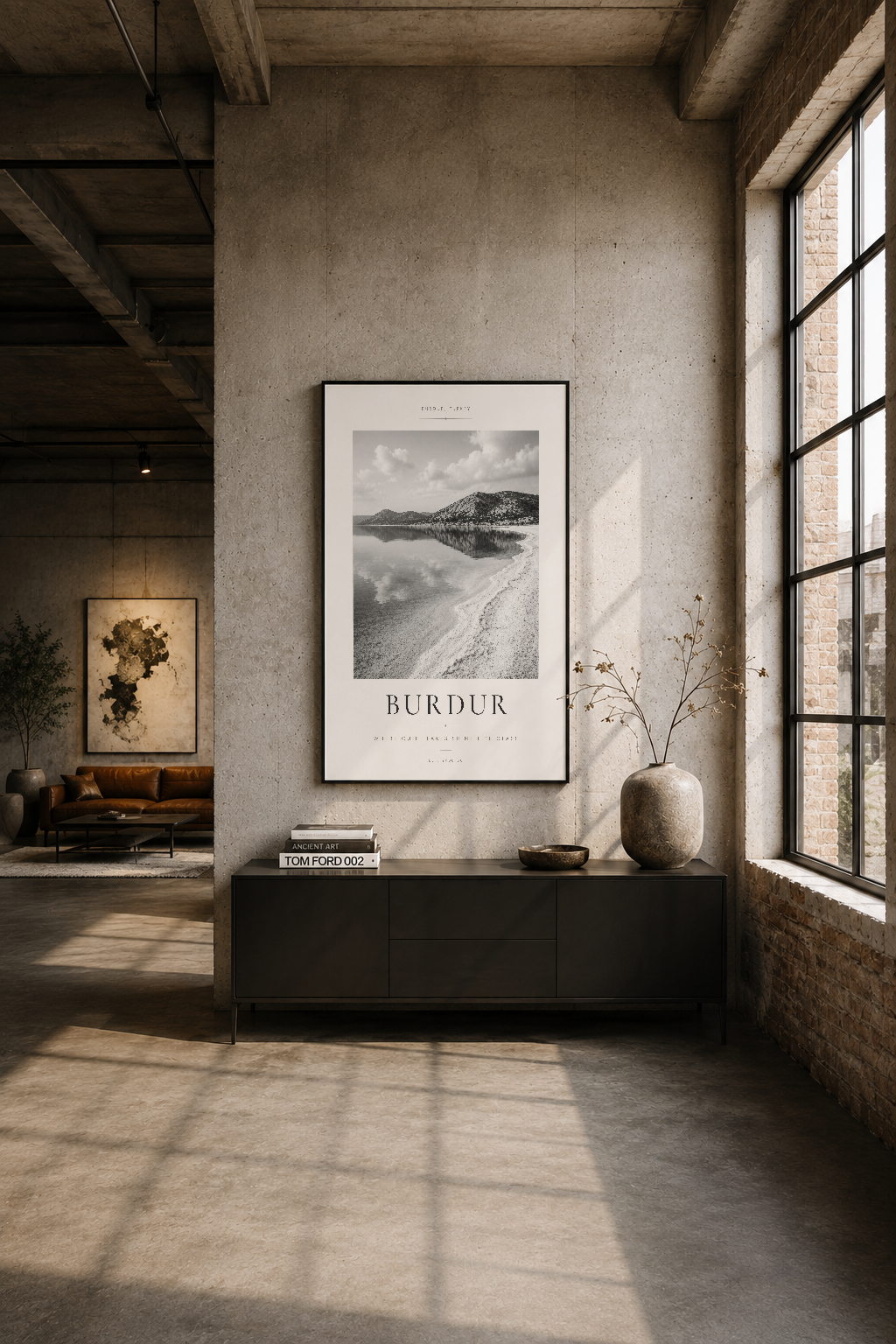 Siyah sıva duvar, ahşap tavan endüstriyel loft odasında Burdur poster siyah çerçeveli sergileniyor