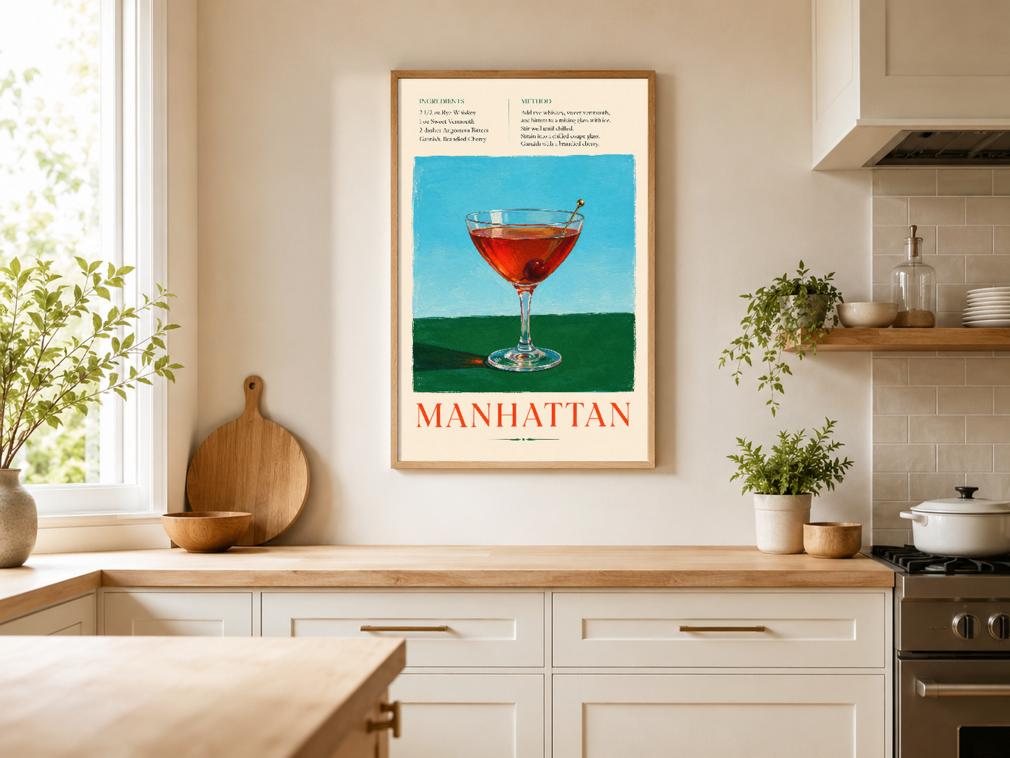 Mutfak duvarında ahşap çerçeveli Manhattan kokteli tablosu, modern aydınlık mutfak dekorasyonu.