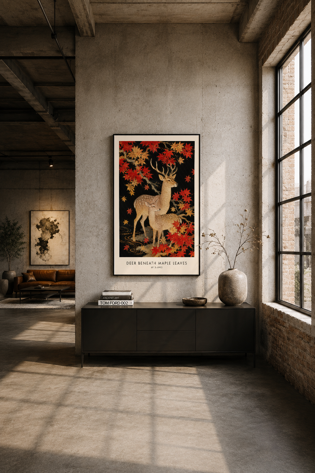 Modern loft tasarımda siyah çerçeveli tablo, beyaz duvar ve gün ışığında sergileniyor.