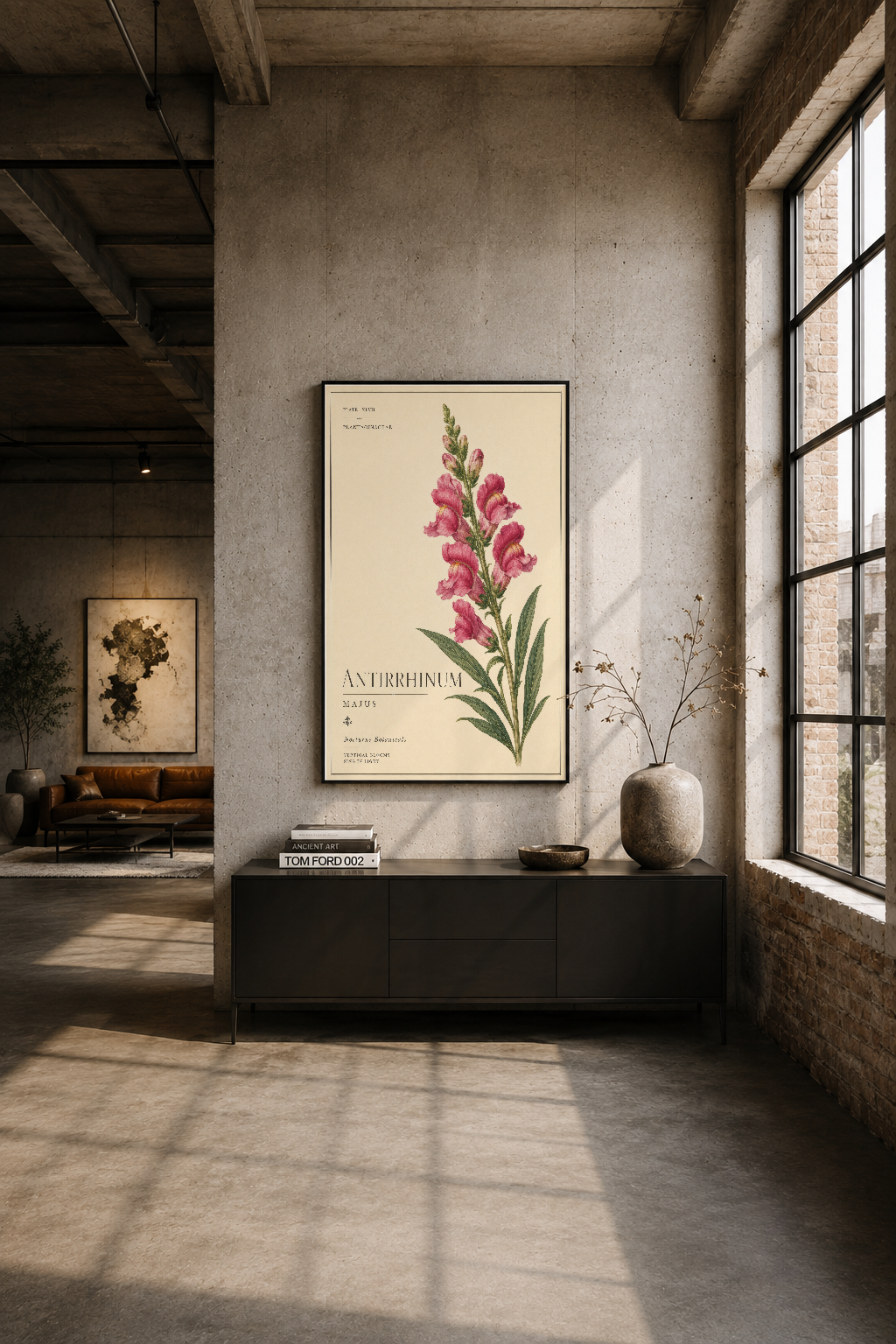 Endüstriyel oturma odasının beton duvarında, pembe çiçekli antirrhinum majus tablosu modern dekor aksenti sağlıyor.