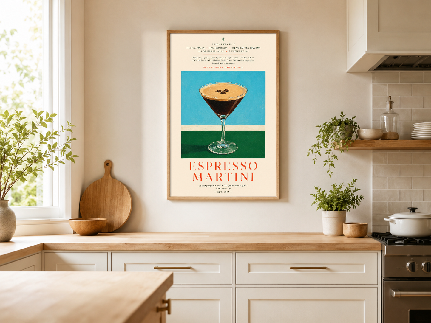 Ahşap çerçeveli Espresso Martini tablosu, aydınlık modern mutfakta tezgahın üzerinde sergileniyor.