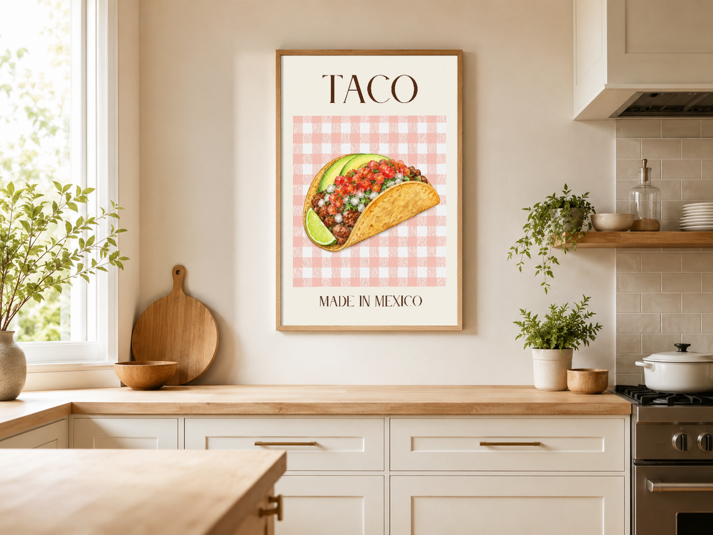 Aydınlık mutfak tezgahının üstünde, ahşap çerçeveli renkli taco tablosu sergilenmesi.
