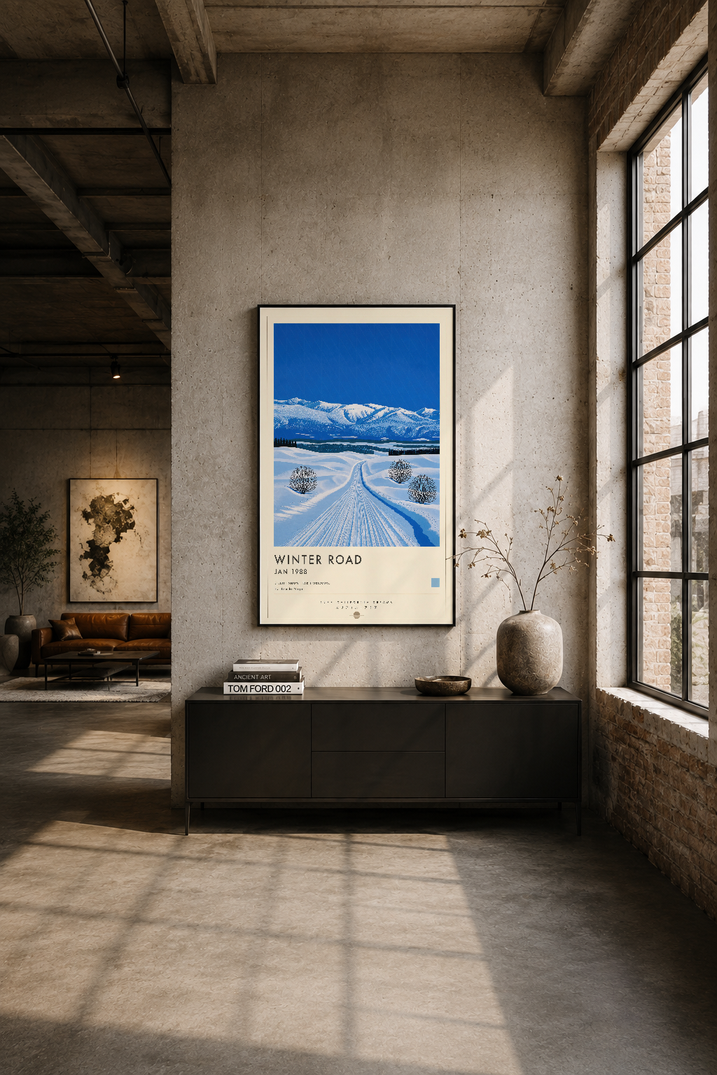 Endüstriyel loft zemininde, siyah konsolun üstündeki siyah çerçeveli Winter Road tablosu duvarı kişiselleştirerek.
