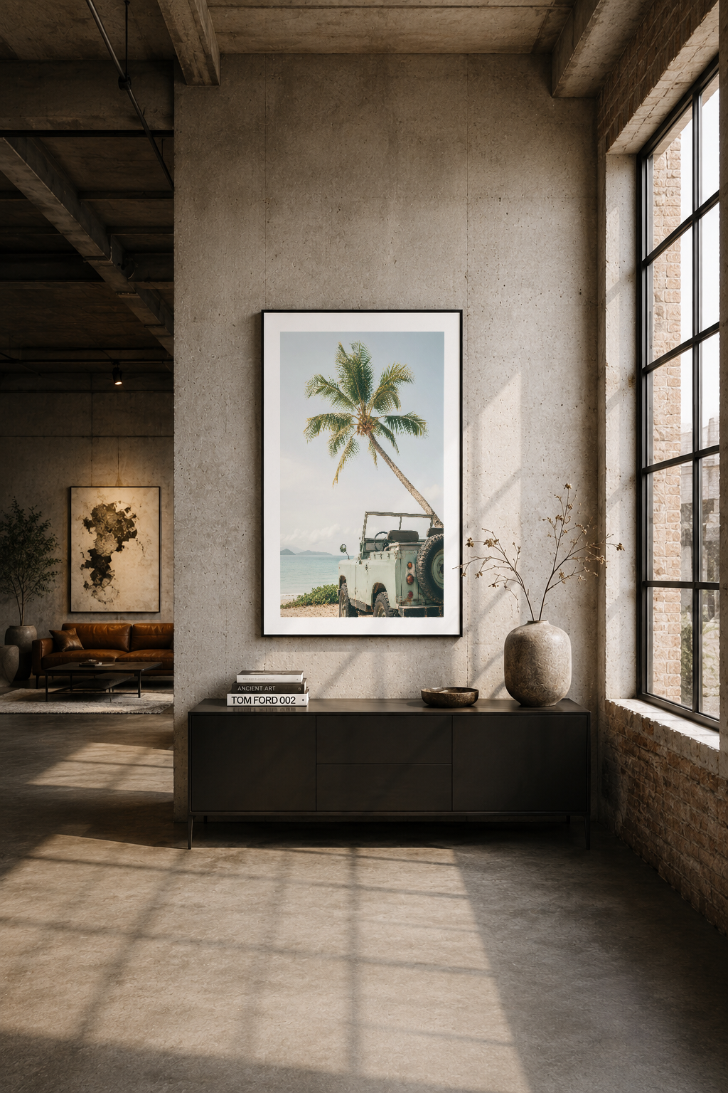 Industrial stilde oda duvarında siyah çerçeveli tropikal poster, jeep ve palmiye sahnesi odakta.