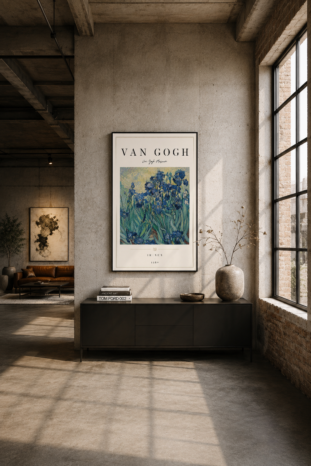 Endüstriyel loft ortamında siyah çerçeveli Van Gogh Irises tablosu, çimento duvar üzerinde dramatik ışık etkisiyle