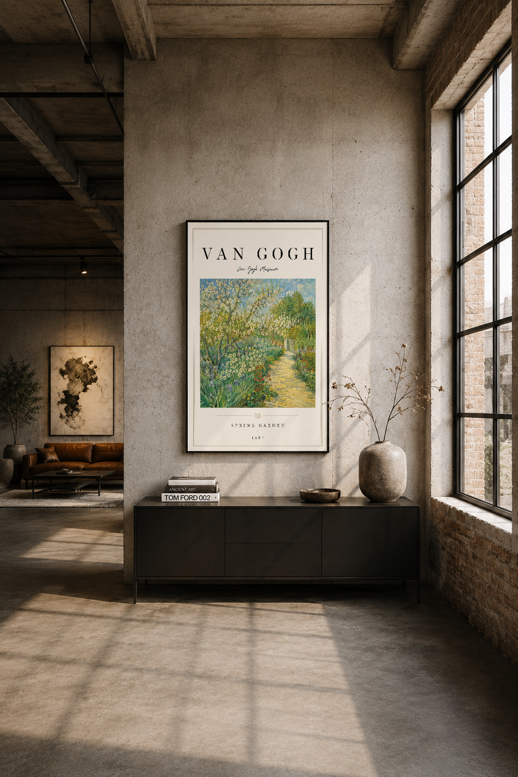 Endüstriyel tarzda bir mekânda siyah çerçeveli Van Gogh tablosu, beş pencereli ışılı duvarında şık bir şekilde asılı, sanat