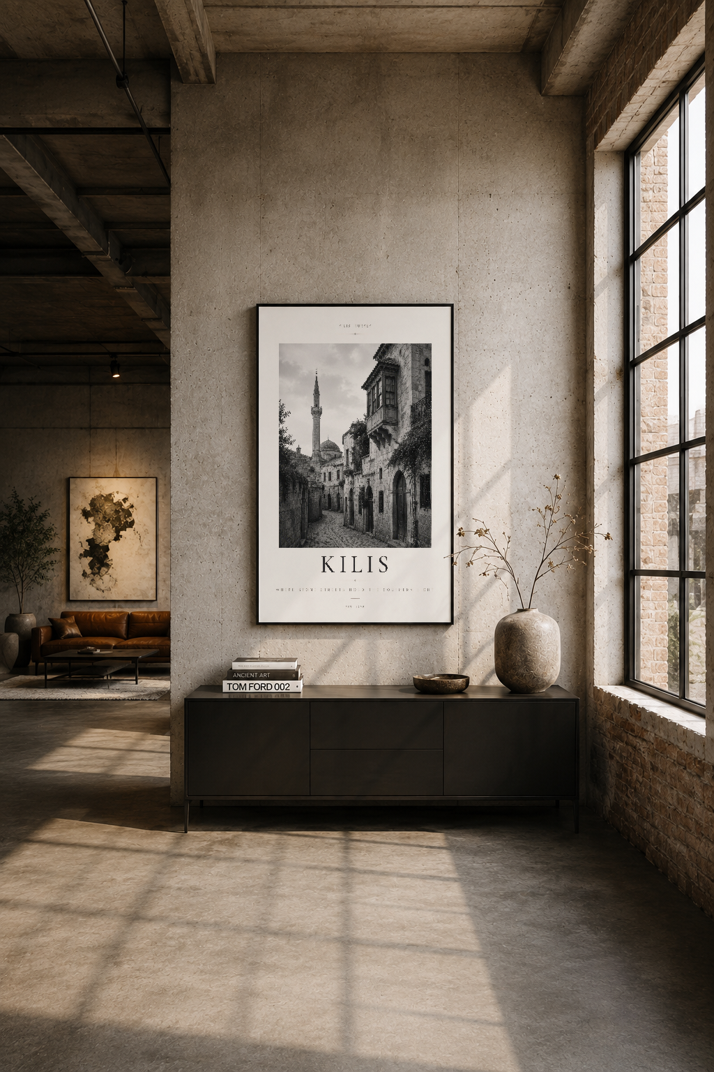 Modern loft oturma odasında siyah çerçeveli Kilis posteri, beton duvar ve pencere ışığı ile minimaliz ortam.