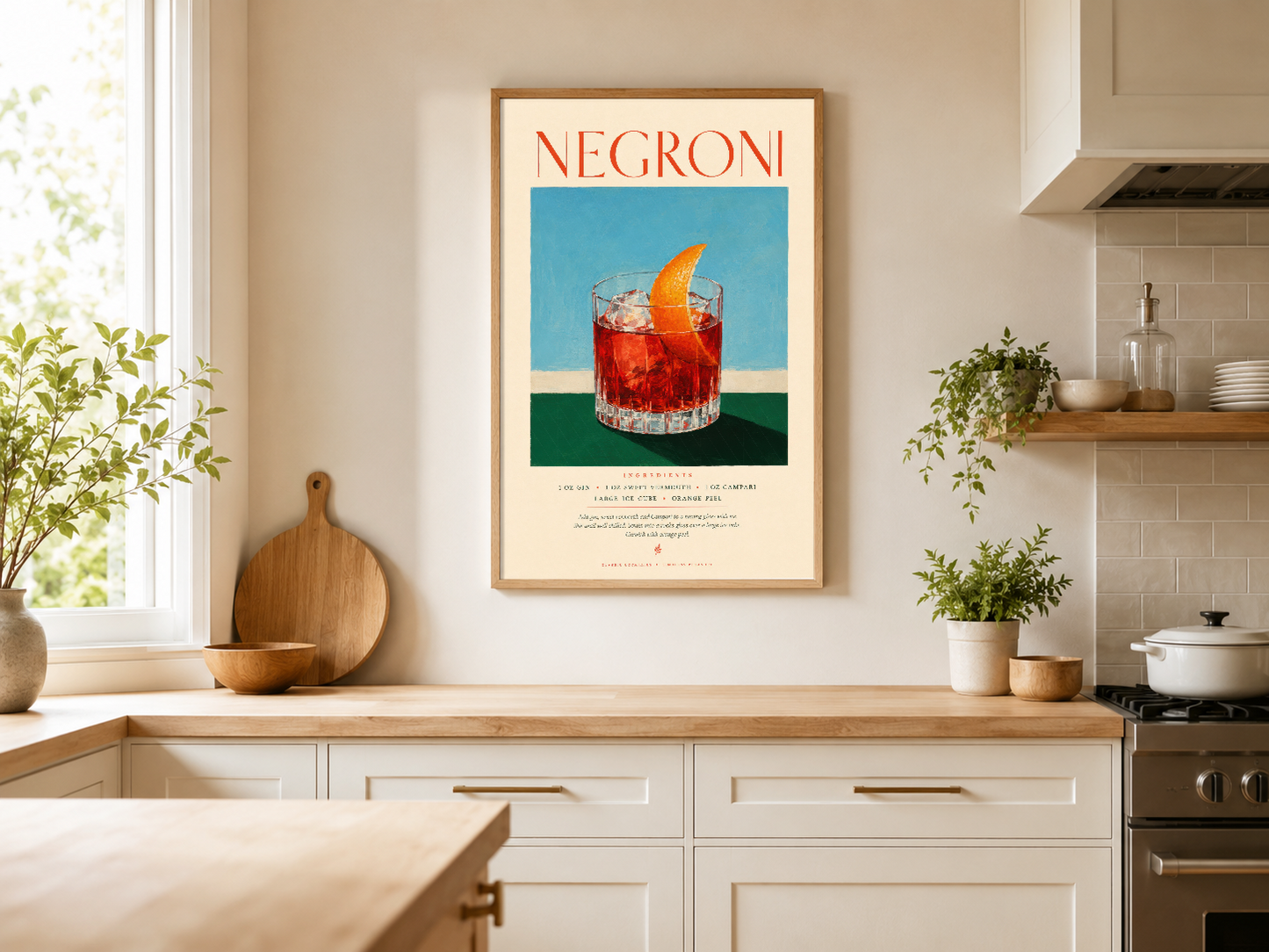 Ahşap çerçeveli Negroni kokteyl tablosu, modern mutfak dekorasyonunda tezgahın üstünde.