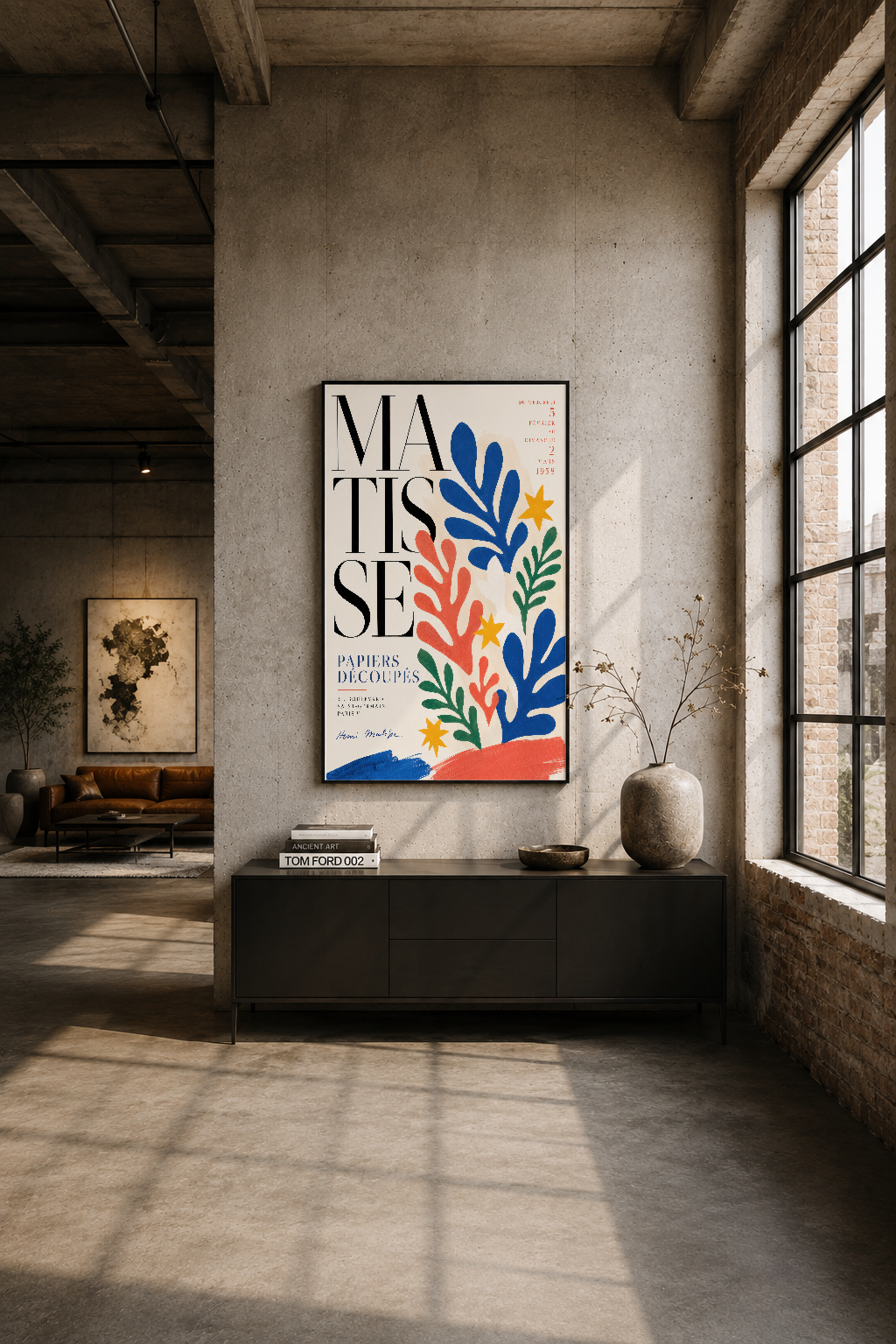 Industrial loft ortamında siyah çerçeveli Matisse posteri, beton duvar üzerinde, modern minimalist iç tasarım aksenti.