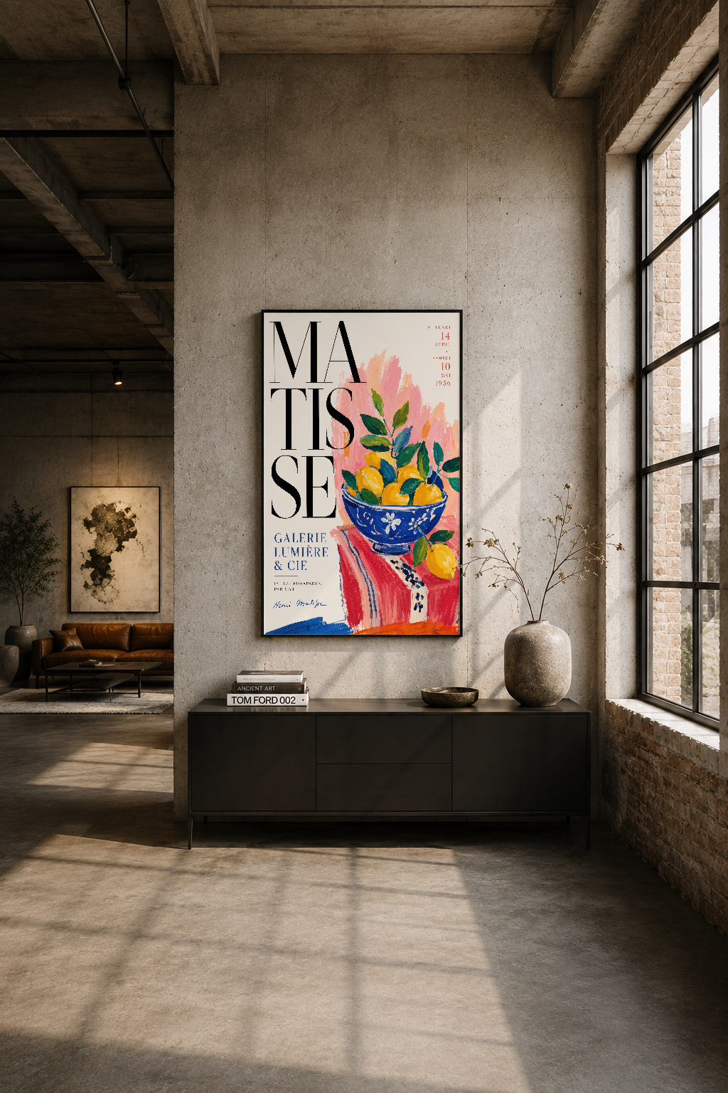Endüstriyel oturma odasında, siyah kabinın üstünde Matisse sergisi afişi, renkli çiçek ve seramik tasarımıyla asılı sanat