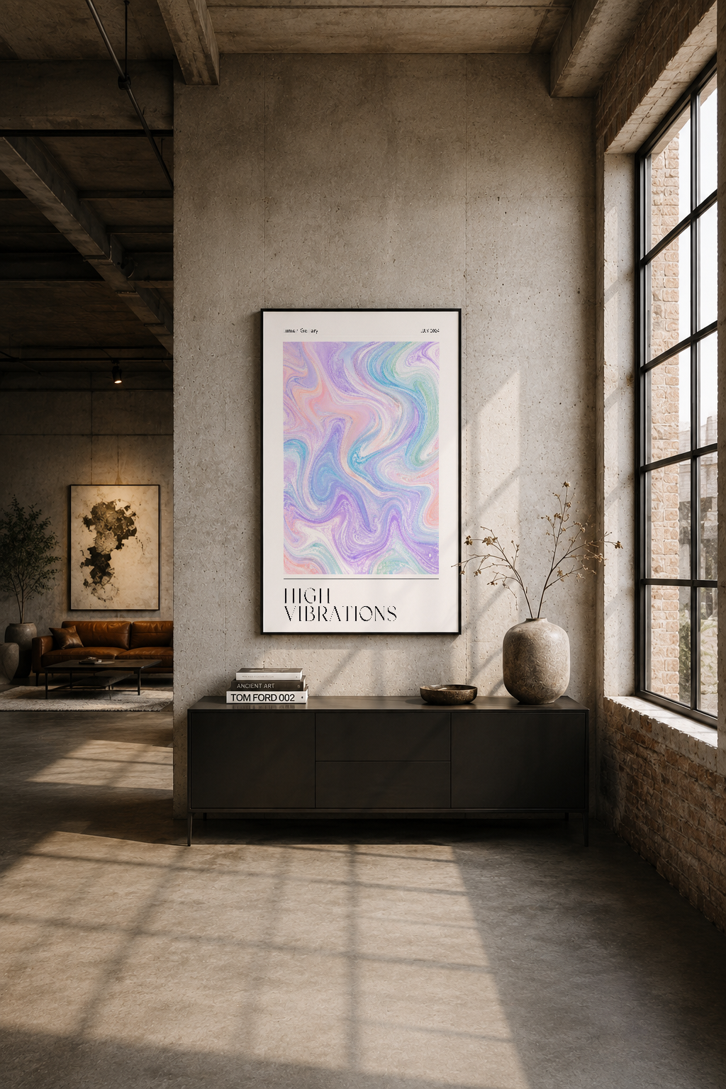Endüstriyel loft dekorunda, siyah çerçevesiyle betonun karşısında asılı pastel soyut sanat tablosu.
