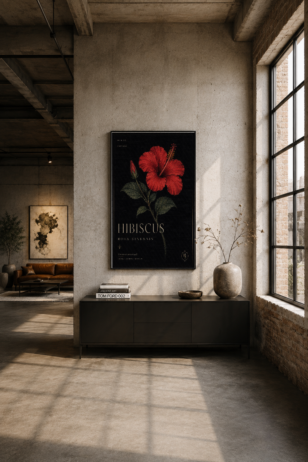 Endüstriyel loft ortamında, betonlu duvara asılı kırmızı hibiskus sanat tablosu ve dekoratif aksessuarlar.