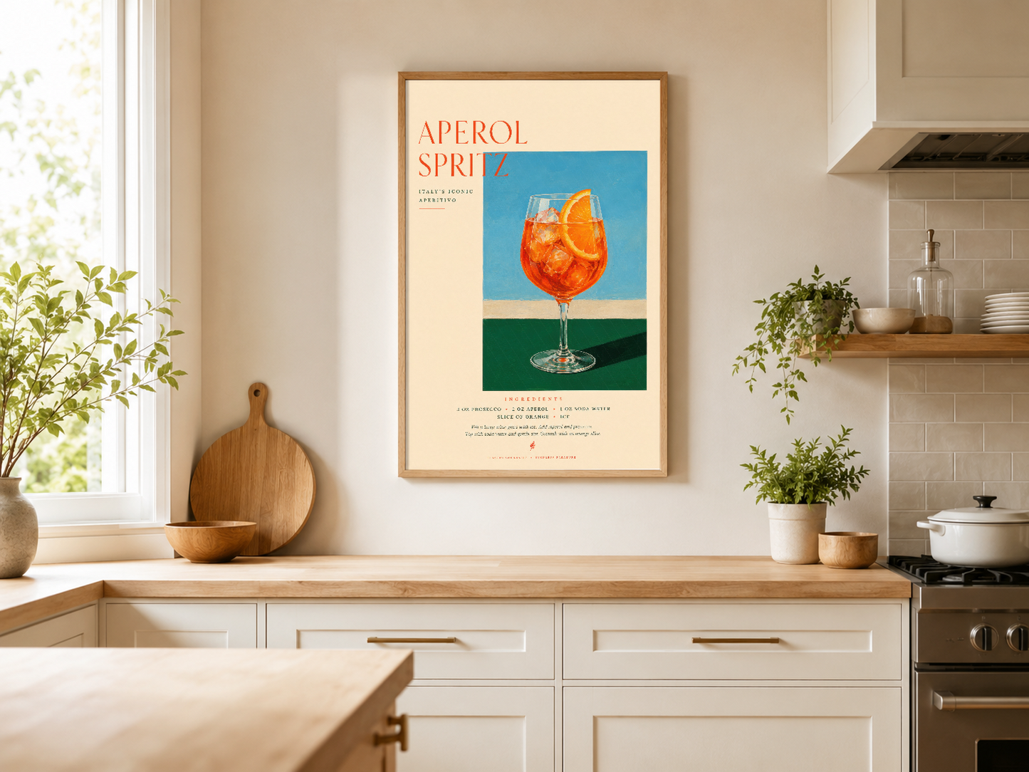 Aperol Spritz tablosu ahşap çerçeveli, aydınlık mutfakta tezgahın üzerinde zarif duruyor.