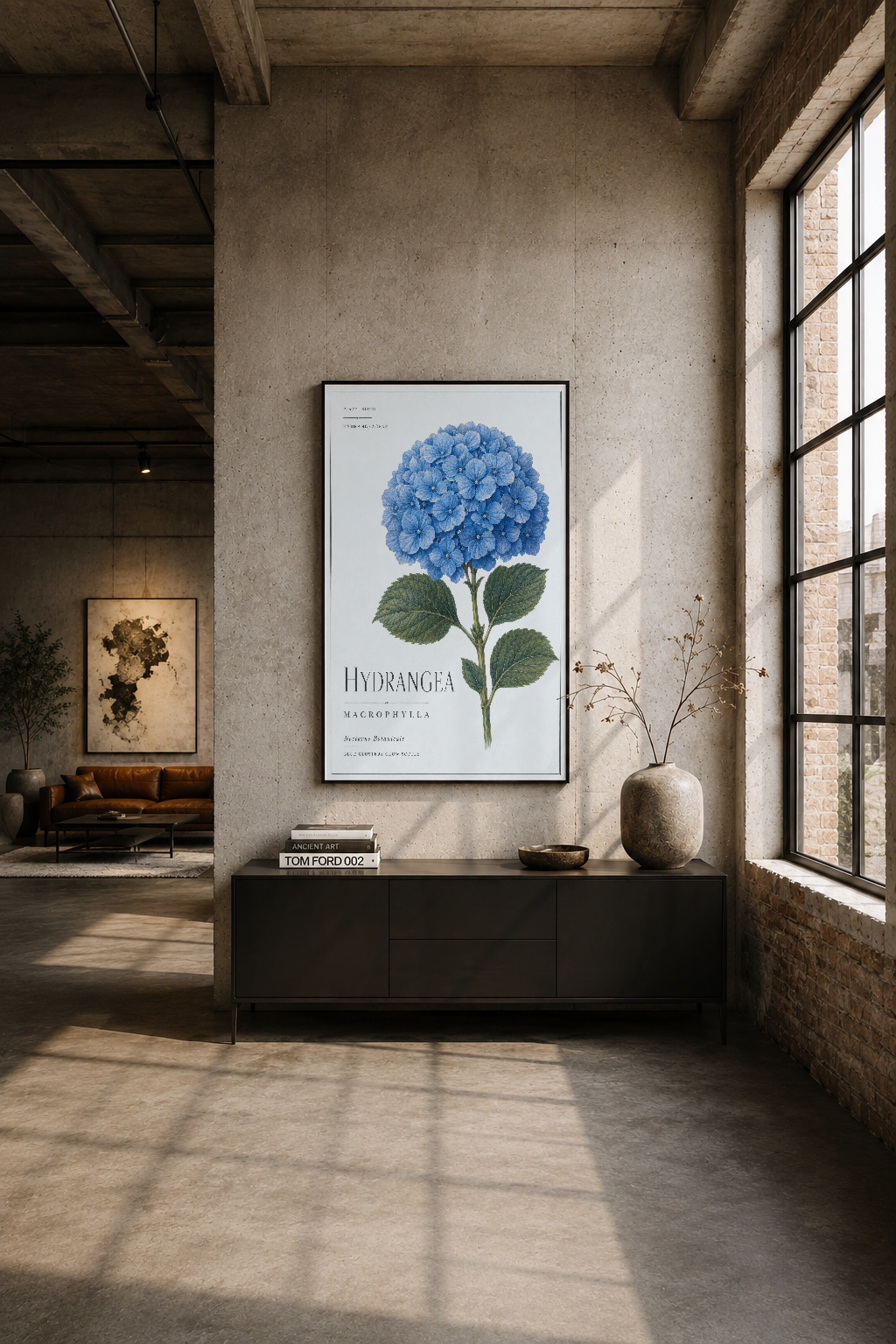 Endüstriyel loft ortamında duvar üzerine asılı olan mavi hortensia sanat tablosu.
