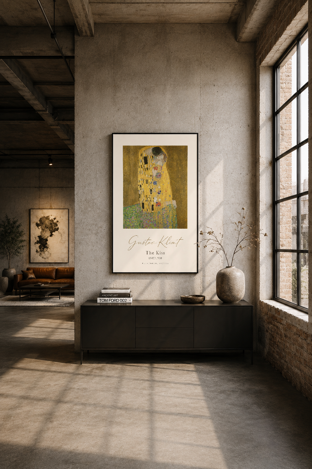 Siyah çerçeveli The Kiss tablosu, modern loft penceresine karşıdan asılı, endüstriyel dekorun zarif aksenti olarak duruyor