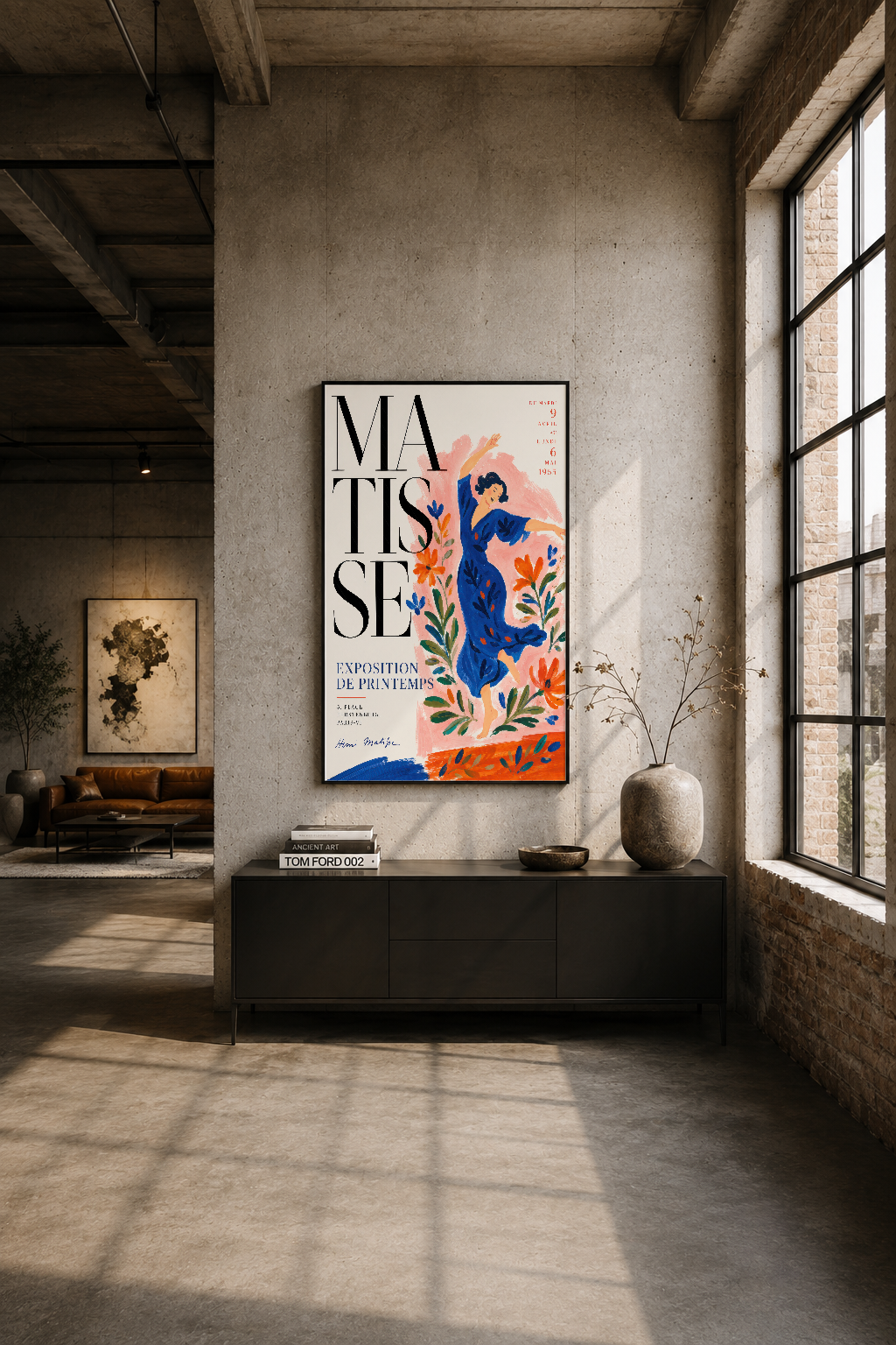 Modern endüstriyel oturma odasında siyah çerçeveli Matisse posteri, beton duvar üzerinde sanat vurgusu.