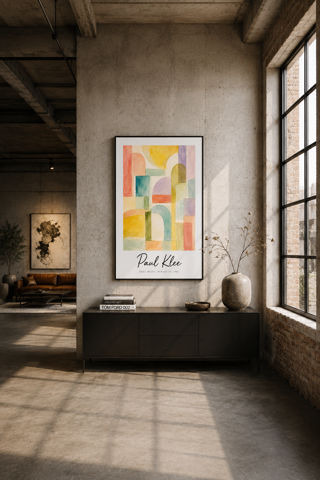 Modern loft alanında, siyah dolabın üstüne asılı Paul Klee tablosu, endüstriyel dekorasyonla uyumlu